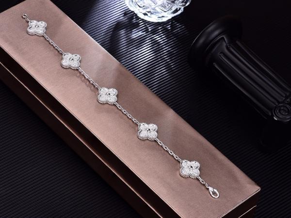 18K White Gold Full Diamond Van Cleef And Arpels Sweet Alhambra Bracelet Flower Shape