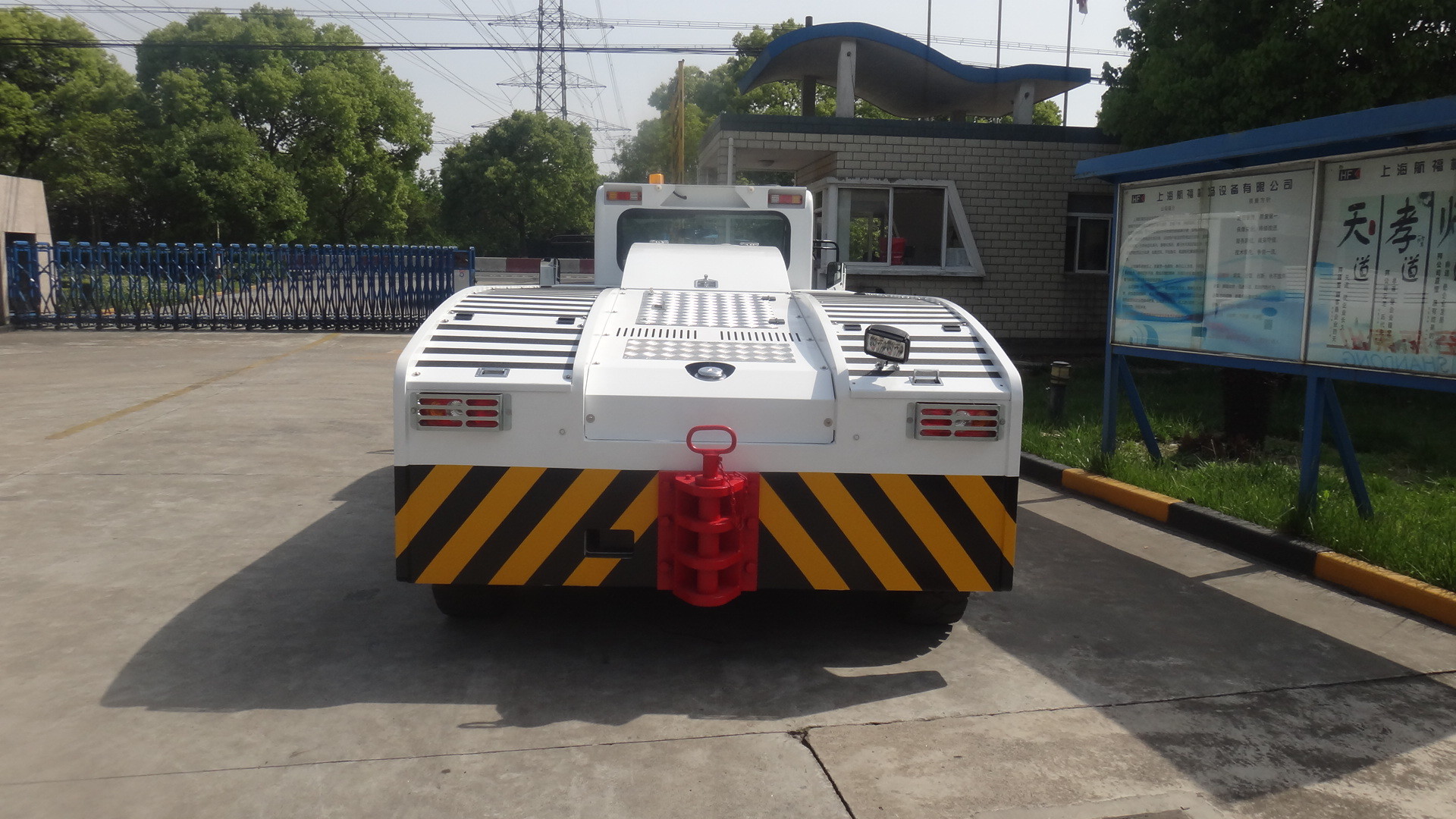 Wholesale CE Aircraft Tow Tractor 192000 Kg Max Towing Capacity With Lead Acid Battery from china suppliers