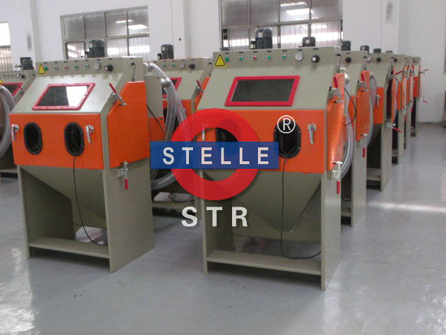 China Manual Sand Blasting Machine / Abrasive Blast Cabinet Car Part Steel Work Piece on sale