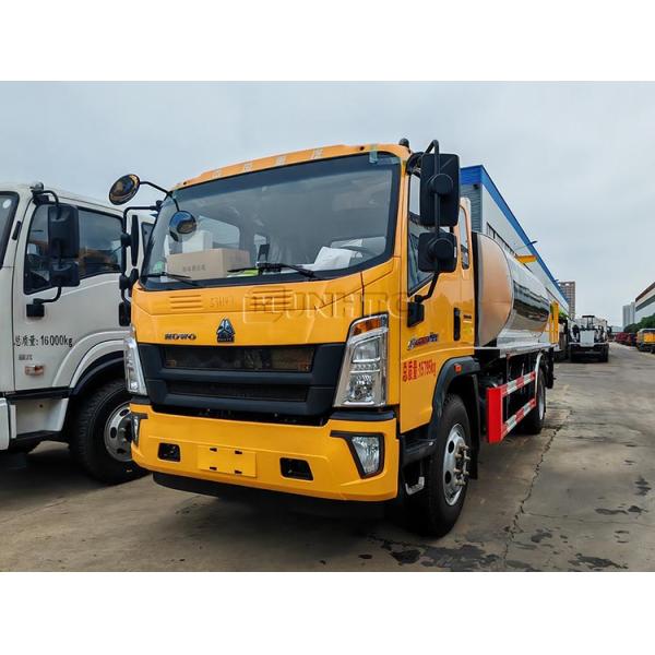 HOWO Asphalt Spraying Equipment Trucks 4X2 160HP Intelligent Bitumen Spreader For Sale