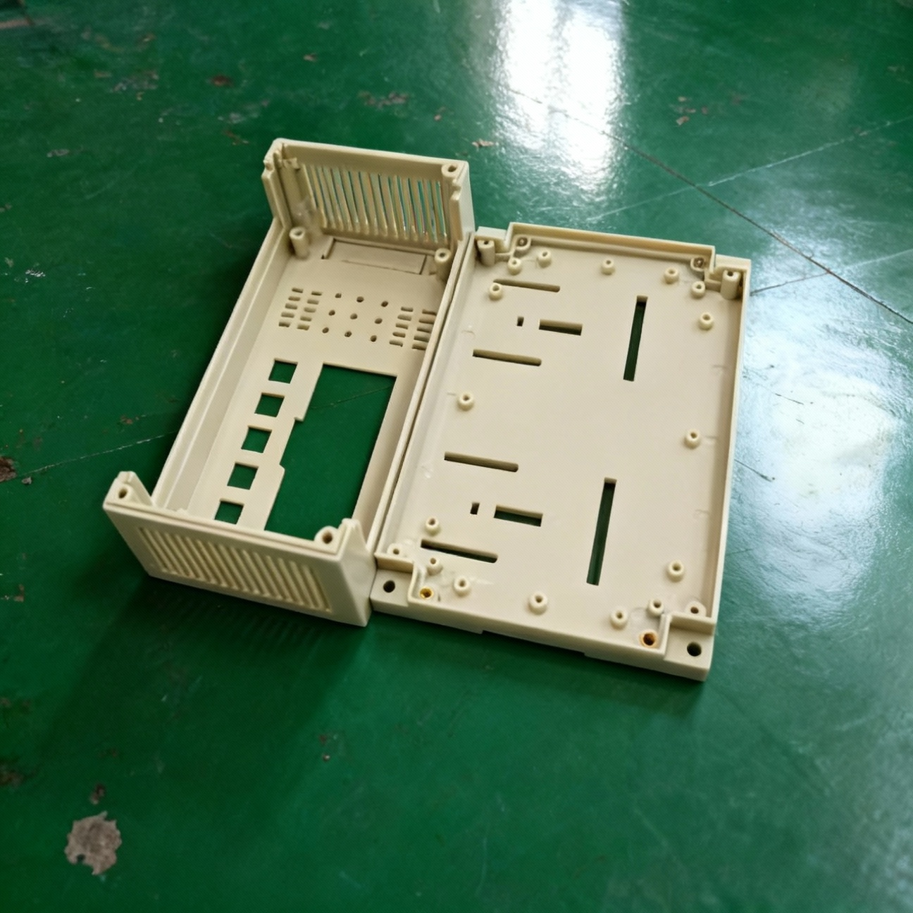 China Customizable Injection Molding Parts with Complex Shapes and Stiffeners for 300,000-1,000,000 Shots Mould Life on sale