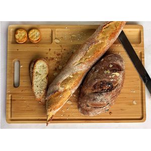 Varnished Surface Bamboo Cutting Board Set With 3 Separate Compartments