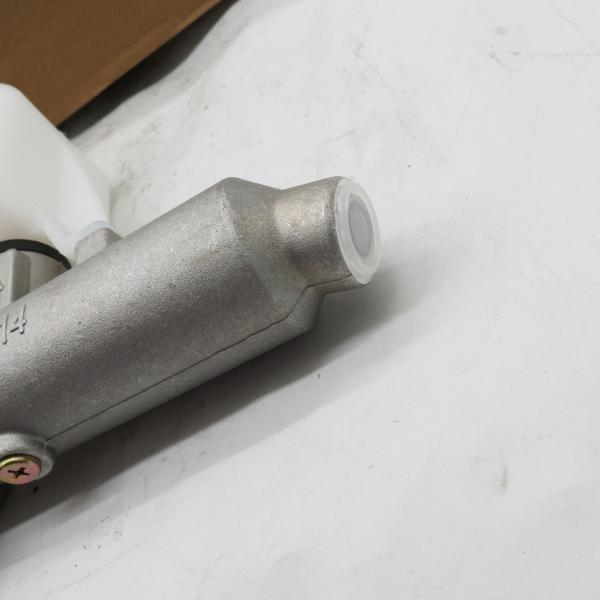 A7 T7H clutch master cylinder WG9925230520/1 with oil canA7 T7H Clutch Master Cylinder WG9925230520/1 With Oil Can