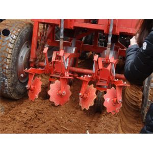 Ridging Type 0.8ha/h 2 Rows Cassava Planter Machine Chop Length 19cm