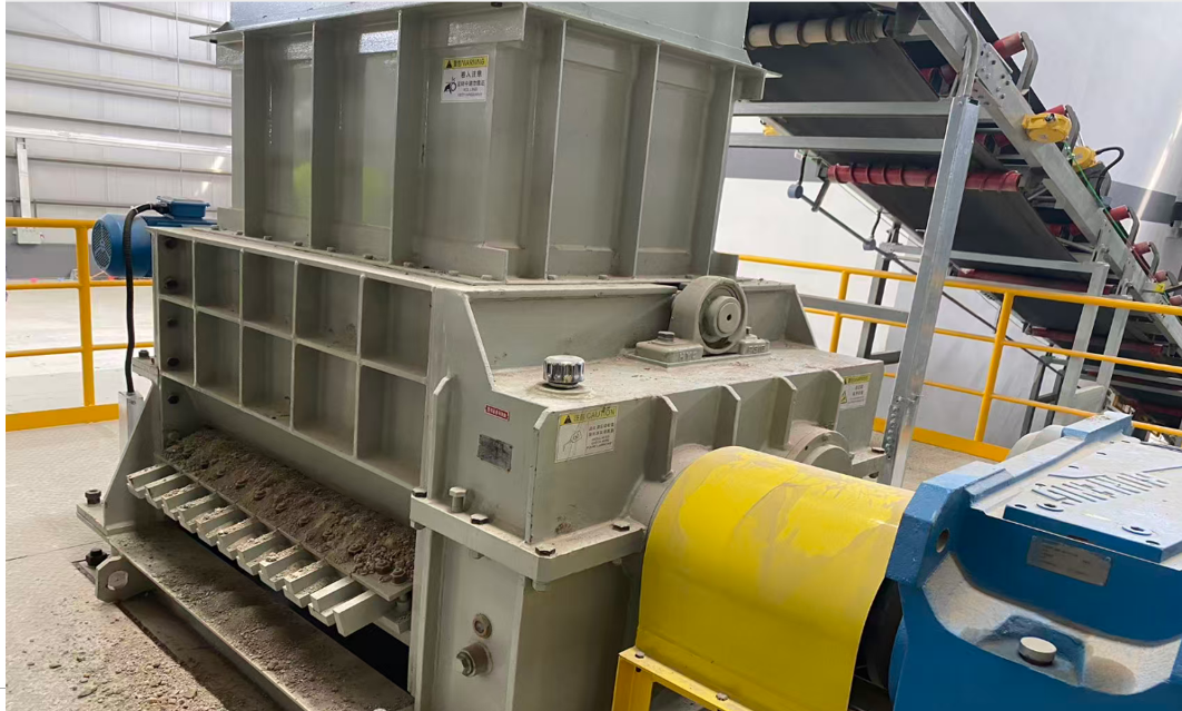 Double Toothed Roller Crusher Machine with 400mm Roller Diameter 1000mm Width and 30/22rpm Speed for Clay Brick Making