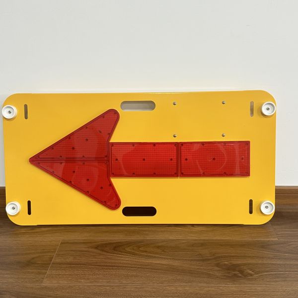 Quality High Brightness Red LED Arrow Board Wall Mounted for Easy Mounting Solution for sale