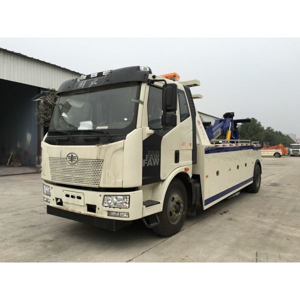 Quality Medium Duty Intergrated Emergency Tow Truck , 8 Tons Custom Wrecker Trucks With Crane for sale