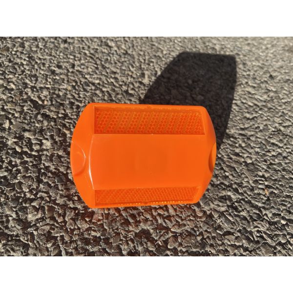 Heavy Load Resistant Road Stud Made From ABS And PMMA Materials With Compact Size Suitable For Highway And Street Safety