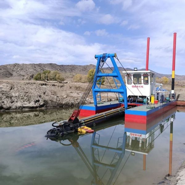 Customizable 15m Pumping Depth Cutter Suction Dredger With 900 Cbm/h Solid Capacity And 193kw Cummins Engine