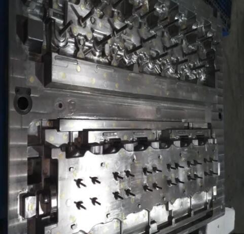 Quality Automatic Molding Line Cylinder Head Mold  Customized Design For Automobile for sale