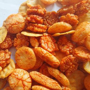 China Mulitiple Shape Fried Seaweed Roll High Temperature Crisp Spicy Biscuit on sale