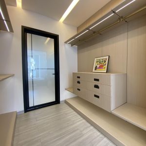 Modern Wooden Bedroom Walk in Wardrobe with Custom Design and Mail Packing