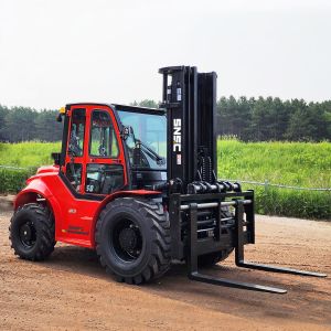 China Off Road 2WD 4WD All Terrain Forklift With Japanese Engine