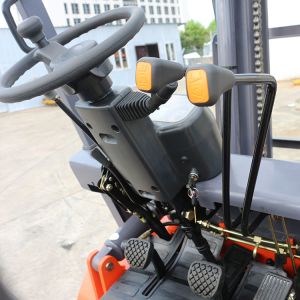 Hydraulic 3 Ton Diesel Powered Forklift With Closed Cabin