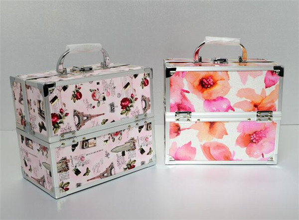 Aluminum train case for cosmetics