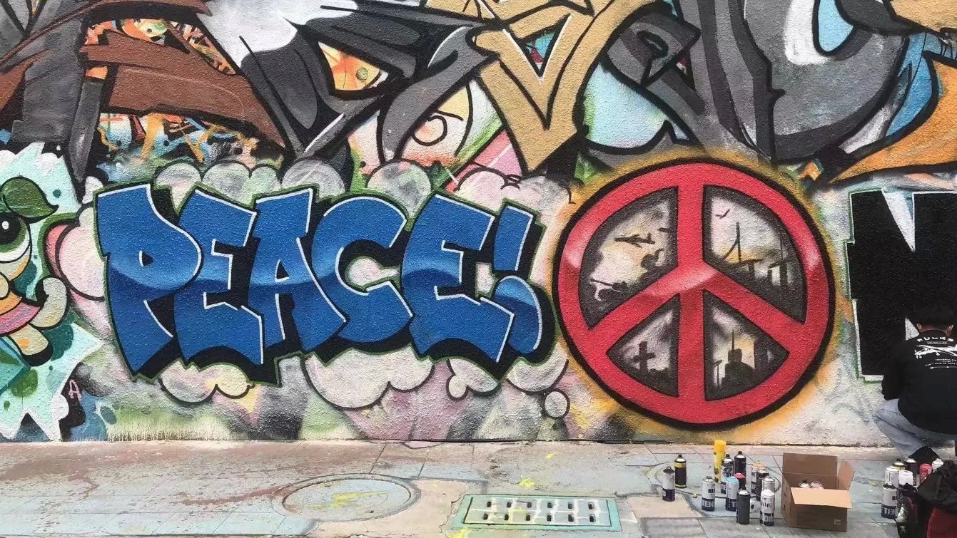 Chrome Effect Auto Graffiti Spray Paint with Low Odor Formulation for Versatile