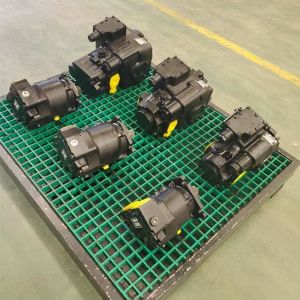 Manual Loading Wet Sprayer Hydrostatic Transmission Simple Layout