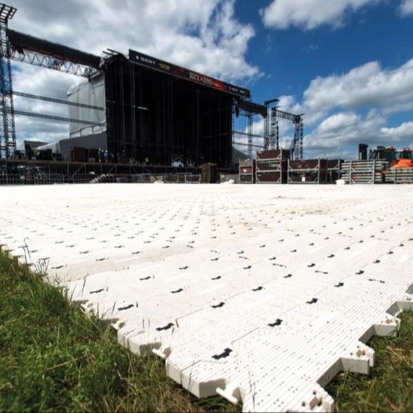 Quality High Density Polyethylene Portable Event Flooring with 160 Tons Loading Capacity 91.6 x 22.6 x 3.53 cm Size and 1.98 kg/tile Weight for sale