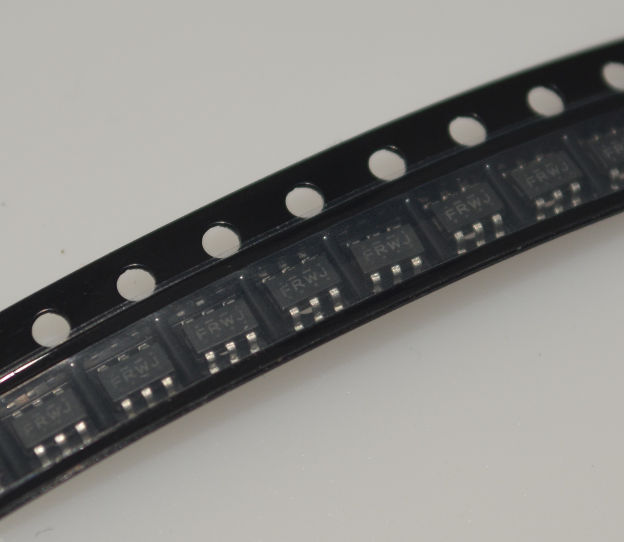 ACT4088US-T 4.5-40V Input 2.5A Continuous Output 93% Efficiency 300kHz Frequency