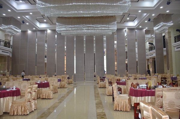 500 mm -- 1220 mm Panel Width Folding Sliding Partition Wall Easy Operation