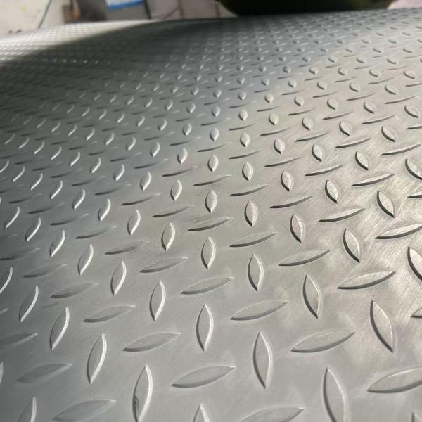 Grade 304 316L 2205 Stainless Steel Checkered Plate Smooth Back Side Thickness 3.0mm 4.0mm 5.0mm 6.0mm