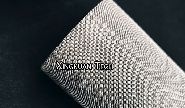 Soft Annealed Stainless Steel Woven Wire Mesh Placed On Top Of The Molding Dies