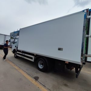 DONGFENG RUNLI 4x2 New Manual Diesel Refrigerator & Freezer Truck with -18-20C
