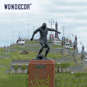Brown Customized Soccer Player Bronze Statue For Outdoor Plaza