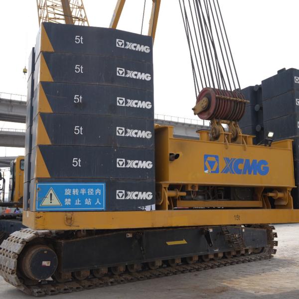 Quality Heavy Duty Projects 300t Crawler Crane With Lightweight Main Boom Assembly And Turntable Counterweight for sale