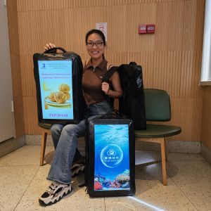 21.5 Inch 2nd gen Walking Backpack Screen LCD Displays Digital Signage Menu