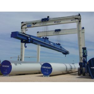 Easy Move Mobile Gantry Cranes Lift Turbine Blades , Wheel Type