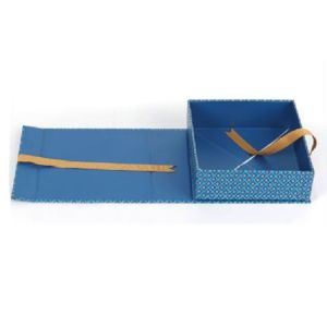 Luxury Custom Apparel Packaging Boxes CMYK Logo Matte Magnetic Closure Gift Box