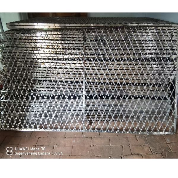 Enclosures Plain High Quality Electro Galvanized Cross Razor Barbed Wire Mesh Iron Steel Fencing Protective Construction
