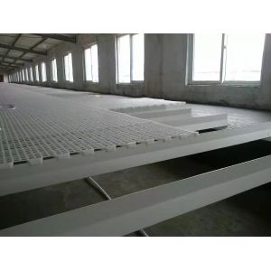 Coop grid floor, A floor that leaks chicken manure through the grille