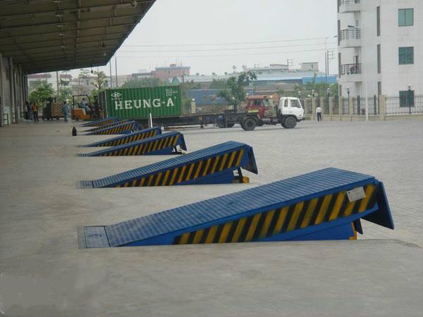 Electric Hydraulic Dock Lift Load Levelers for Trucks / Forklift 6T Weight Capacity