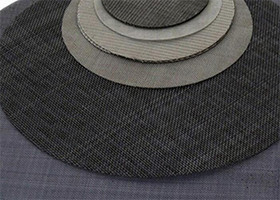 Extruder Iron Fine Black Wire Cloth , Plastic Coated Hardware Cloth