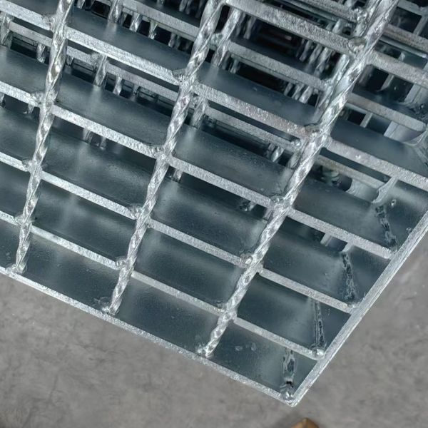 Quality 1.8m Industrial Steel Grating Crowd Control Fencing Alloy Plate Round Pattern Coated Painted Surface for sale