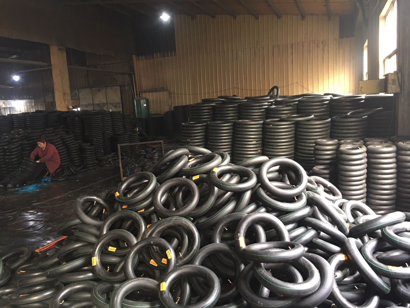 The High-efficiency Inner Tube Curing Machine For Motorcycle Inner Tube Production Line Has A Capacity Of 3,000 Tubes Per Hour