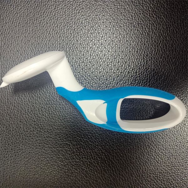 Holding Colour: Exploring the Craft Aesthetics of Blue and White Handle