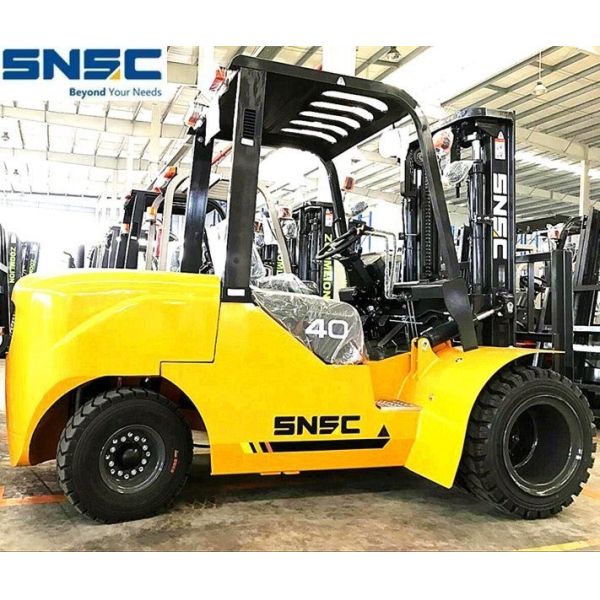 4ton Isuzu Engine Front Double Tyre Z3000mm Diesel Engie Forklift for Smooth