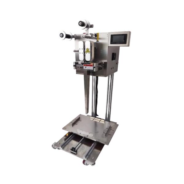 Seasoning package stacking machine automatically and neatly stacks without