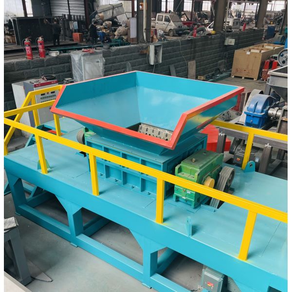 Multifunctional Twin Shaft Hob Shredder for Old Leather Waste Textile and