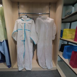 White Blue Disposable Protective Coverall Elastic Cuff Dustproof With Breathable