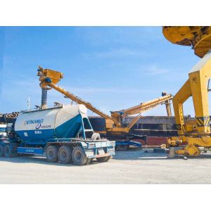Compact screw ship unloader applied to unload cement at seaport