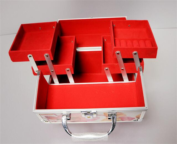 Aluminum train case for cosmetics