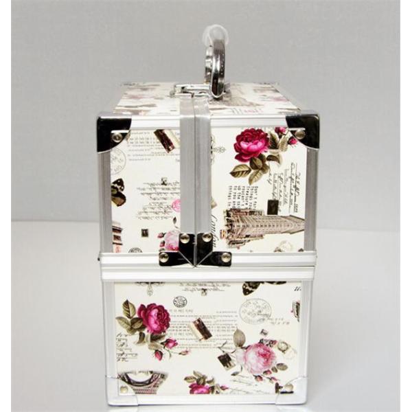 Aluminum train case for cosmetics