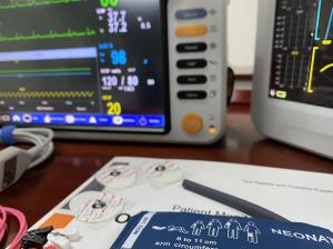 China Multi Language Neonate Patient Monitor With Touch Screen 6 Standard Parameters on sale