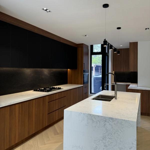 Luxury Home Kitchen Furniture Modern Designs Sintered Stone Countertop Solid Wood Kitchen Cabinet with Island for Builder