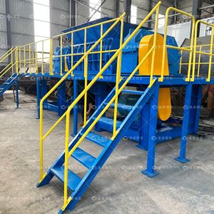 1000-1500 kg/h Output Capacity 22 kW Power Automatic Double Shaft Metal Shredder