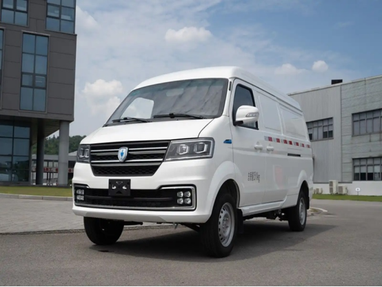 Square Shape Adopted Jinbei Family style New Electric Van Hiace EV With 220N.m And 300km NEDC With Top Speed At 80km/h